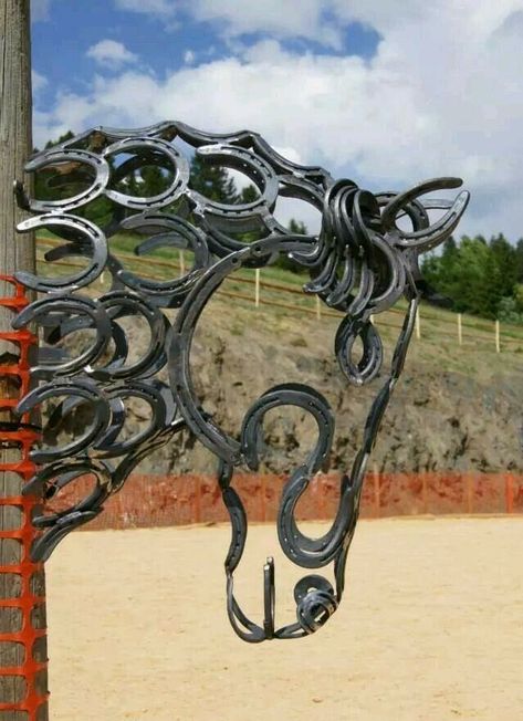 Horseshoe Art, 2018. Horseshoe Crafts Projects, Horseshoe Projects, Metal Horse, Horseshoe Crafts, Welding Art Projects, Horse Crafts, Horseshoe Art, Shoe Crafts, Metal Welding