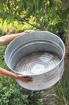 An old galvanized tub transformed into a beautiful outdoor show piece!! - A Piece of Rainbow #upcycle #upcycling #backyard #gardens #gardening #gardeningtips #urbangardening #gardendesign #gardenideas #containergardening #diy #summer #patiodesigns #patio #bohemian #bohemiandecor #bohochic #boho #curbappeal #pond #fountain Solaire Diy, Diy Solar Fountain, Diy Water Fountain, Galvanized Tub, Diy Pond, Diy Garden Fountains, Flower Tower, Solar Fountain, Garden Types