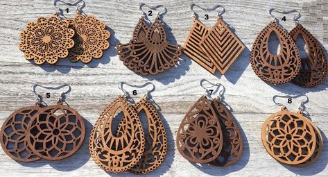 Laser Engraved Earrings, Wood Hoop Earrings, Wood Dangle Earrings, Engraved Earrings, Projets Cricut, Laser Engraved Ideas, Brown Earrings, Laser Cut Earrings, Cut Earrings