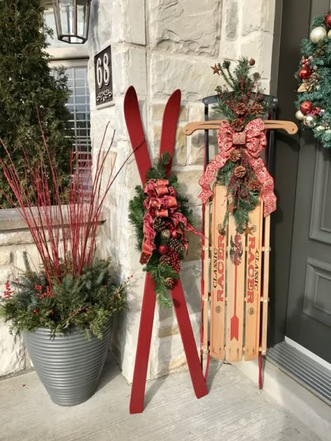 Skis Decorated For Christmas, Ski Christmas Decor, Ski Lodge Christmas, Winter Outdoor Decorations, Christmas Sled Decoration, Lodge Christmas, Christmas Skating, Christmas Sled, Ski Decor