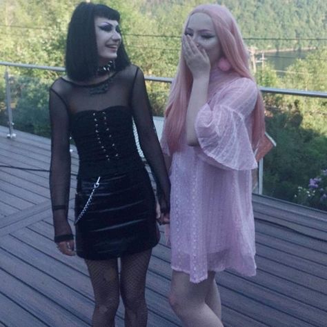 692 Likes, 9 Comments - Matilde🦇 (@nosfera.tutu) on Instagram: “Sugar and spikes” Black And Pink Best Friends, Opposite Styles Friends, Aesthetic Pink And Black, 2 Personalities, 2018 Aesthetic, Us Friends, Goth Aesthetic, Grunge Goth, Emo Scene