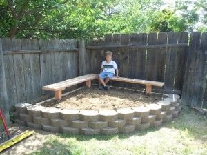 Kids' mud pit- or raised flower bed area. Benches would be easy DIY too Corner Hammock, Corner Landscaping, Raised Flower Bed, Backyard Sandbox, Kids Sandbox, Yard Inspiration, Landscaping Backyard, Kids Mud, Raised Flower Beds