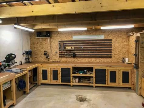 [Pas à pas] Restauration d'une grange avec une partie atelier par Lumi sur L'Air du Bois Easy Garage Storage, Garage Workshop Layout, Garage Workbench Plans, Garage Workshop Plans, Basement Workshop, Garage Workshop Organization, Workbench Plans Diy, Garage Renovation, Garage Door Makeover