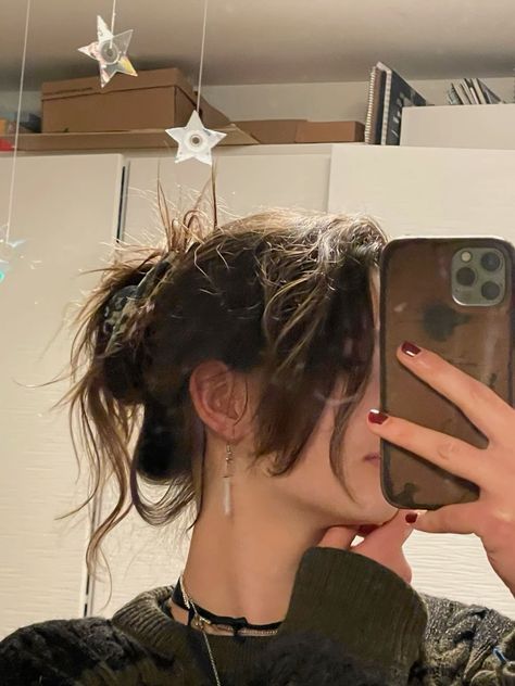 Messy Hair Claw Clip, Messy Hair Clip Hairstyles, Messy Hair Clip, Messy Hair Women, Messy Bun With Claw Clip, Messy Hairstyles For Medium Length Hair, Messy Hair Aesthetic, Messy Claw Clip Hairstyles, Brown Hair Claw Clip