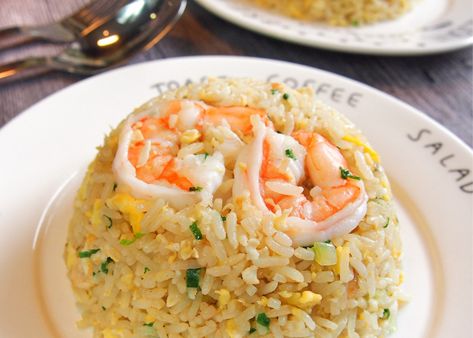 15 five-ingredient recipes everyone should try at home | Honeycombers Chinese Fried Rice Recipe, Chinese Fried Rice, Cauliflower Fried Rice Recipes, Garlic Fried Rice, Din Tai Fung, Cooking Jasmine Rice, Perfect Rice, Shrimp Fried Rice, Cauliflower Fried Rice