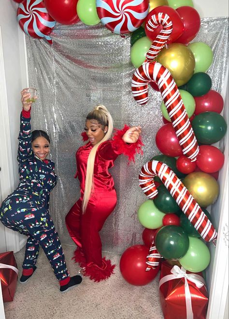 Friends Mas Party Ideas, Friendmas Party Ideas Black People, Christmas Party Ideas Black People, Christmas Pajama Party Ideas, Christmas Party Black People, Christmas Pj Party Ideas, Friendmas Party Ideas, Friends Christmas Party Ideas, Christmas Party Pictures