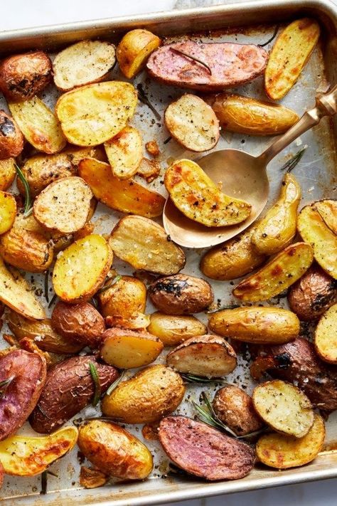 Finger Potatoes, Fingerling Potatoes Recipes, Roasted Fingerling Potatoes, Potatoes In Oven, Holiday Side Dish, Oven Roasted Potatoes, Fingerling Potatoes, Holiday Side, Holiday Side Dishes