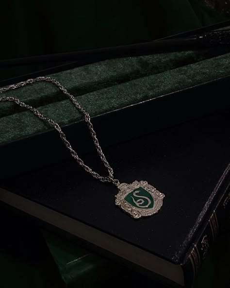 𝑆𝑙𝑦𝑡ℎ𝑒𝑟𝑖𝑛 𝑞𝑢𝑜𝑡𝑒𝑠 Slytherin Necklace Aesthetic, Slytherin Necklace, Slytherin Core, Slytherin Jewelry, Slytherin Girl, Slytherin Quotes, Harry Potter Room Decor, Potter Aesthetic, Henry Danger