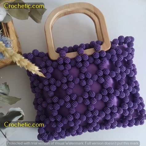 Top Trending Crochet Patterns for Autumn Beaded Bags Pattern, Two Piece Outfit Pattern, Trending Crochet Patterns, Pearl Bags, Handbag Tutorial, Hand Beaded Bag, Diy Crochet Bag, Sac Diy, Diy Bag Designs