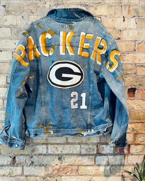 Denim denim denim 💙🩵 All vintage made in the USA denim! Mint condition hand crafted & upcycled for THE GREEN BAY PACKERS 💛🧀 #upcycleddenim #nflsunday #nfl #greenbaypackers #packersfan #smallbusiness #denim #90sdenim #upcyclersofinstagram #gopackgo #greenbay #lambeaufield #lambeauladies #packers #packerseverywhere Painted Game Day Jean Jacket, Nfl Denim Jacket, Football Jean Jacket, Football Gf, Green Bay Packers Crafts, Philly Eagles, Paint Games, Football Diy, Diy Denim Jacket