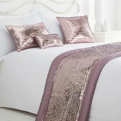 Bed Runners Ideas, Pretty Bed Sheets, Modern Closet Designs, Embellished Pillows, Bed Cover Design, Cot Sheets, Bedroom Closet Design, Coban, Luxury Cushions