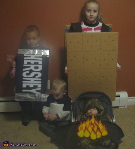 Nadine: At this time we only had 4 kids so we decided on smores. Big Sister Phoenix is the graham cracker, Emerson the Hershey Bar, Mason the Marshmallow and the campfire... Smores Costume, Easy Diy Costumes, Costume Works, Hershey Bar, Halloween Costume Contest, Creative Valentines, Diy Valentines Crafts, Halloween 2019, Costume Contest