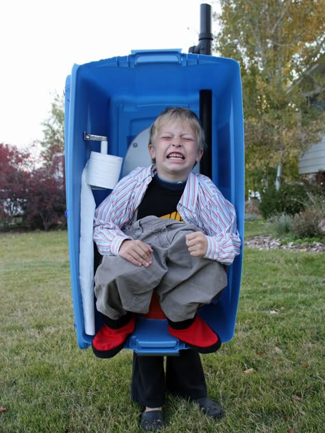 Porta Potty, Clever Halloween Costumes, Homemade Halloween Costumes, Diy Halloween Costumes Easy, Homemade Halloween, Family Halloween Costumes, Family Halloween, Cool Halloween Costumes, Diy Halloween Costumes