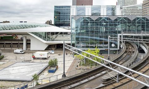 The new light rail departure station linking The Hague and Rotterdam has a gentle impact on its urban surroundings. Light Rail Station, Rail Station, Building Development, Light Rail, Curved Glass, The Hague, Utrecht, Contemporary Architecture, Delft