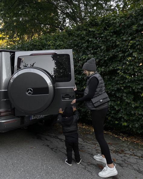 G Wagon Couple, Family Car Aesthetic, Range Rover Mom Lifestyle, Luxury Lifestyle Mom And Son, Mom With Stroller Aesthetic, Winter Mode, Luxe Life, Cute Love Pictures, Creative Pictures