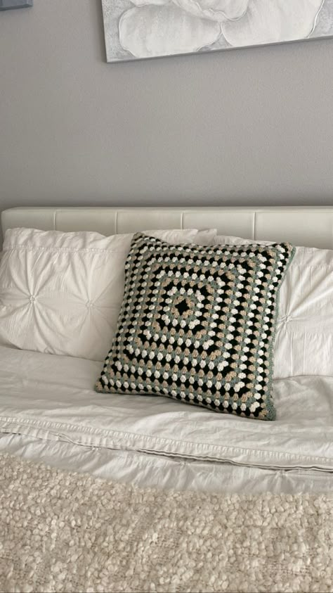 Winter Crochet Projects Aesthetic, Crochet Pillow Cover Aesthetic, Square Crochet Pillow Cover, Crochet Pillow Aesthetic, Crochet Chunky Pillow, Crotchet Pillow, Crochet Bedroom Decor, Pillow Covers Crochet, Crochet Granny Square Pillow