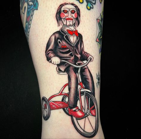 Jigsaw Traditional Tattoo, Scary Traditional Tattoo, Billy The Puppet Tattoo, Saw Movie Tattoo Ideas, Saw Tattoo Jigsaw, Slasher Tattoo, Billy Jigsaw, Saw Tattoo, Jigsaw Tattoo