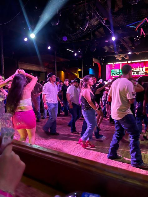 #club #mexican #baile #dancing #night #nightlife #nightclub #nightout #summer Baile Aesthetic Mexican, Latino Aesthetic, Mexican Dancing, Mv Outfits, Rodeo Girls, Spanish Club, Latino Men, Ig Profile, Baseball Pictures