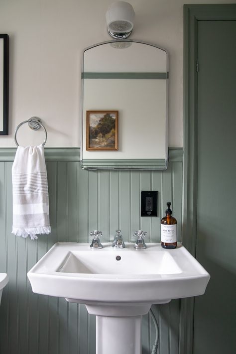 Traditional bathroom vanity