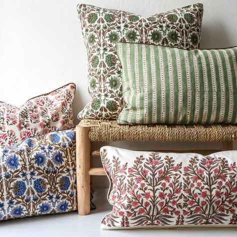 Indian Cushion Covers, Block Print Curtains Living Room, Block Print Cushions, Bay Window Cushion, Indian Interior Design, Window Cushion, Indian Cushions, Printed Sofa, Lounge Ideas