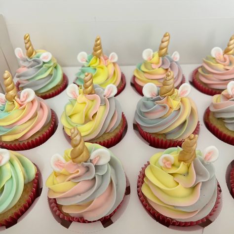 Unicorn Birthday Party Cake, Birthday Autumn, Cake Push Pops, Pastel Cupcakes, Unicorn Themed Birthday Party, Rainbow Birthday Cake, Kid Cupcakes, Rainbow Unicorn Birthday, 3rd Birthday Cakes