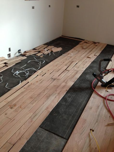 design dump: a (very) basic lesson on installing hardwood floors Installing Wood Floors Diy, How To Lay Hardwood Floors Diy, Installing Hardwood Floors Diy, Diy Wood Floor Installation, Laying Hardwood Floors, Installing Engineered Hardwood Floors, Diy Hardwood Floors Installation, Hardwood Floor Installation, Diy Hardwood Floors