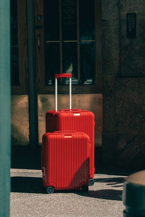 Rimowa Cabin, Rimowa Essential, Samsonite Luggage, Cute Luggage, Stylish Luggage, Food Art Photography, Travel Chic, Kaftan Designs, Luggage Bags Travel