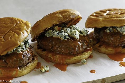 You are going to enjoy this Smashburger Buffalo & Blue Cheese when you make it fresh at home with this copycat recipe. Copycat Smashburger, Fresh Summer Dinner, Buffalo Burger, Blue Cheese Burger, Smash Burger Recipe, Buffalo Burgers, Blue Cheese Burgers, Juicy Hamburgers, Buffalo Chicken Sandwiches