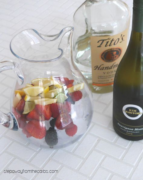 This low carb white wine sangria is a refreshing summer drink to serve to a crowd! Sugar free and keto-friendly recipe. White Sangria With Vodka, Low Carb Sangria, Low Sugar Sangria Recipes, Keto Sangria, Low Calorie Sangria, White Cranberry Sangria, Adult Punch Recipes, Tequila Sangria, Low Calorie Alcohol