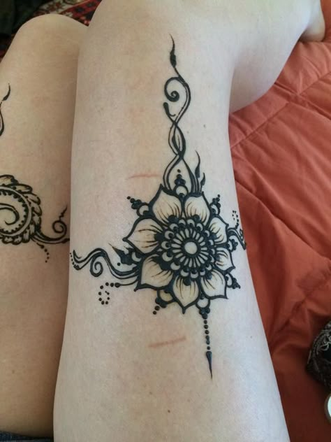 Knee Henna, Thigh Henna Tattoo, Leg Henna Tattoo, Henna Leg Tattoo, Henna Designs Pretty, Henna Designs Leg, Thigh Henna, Henna Designs For Eid, Leg Henna Designs