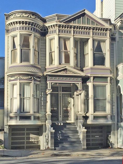 San Francisco Homes Exterior, House Exterior 3 Story, Vintage Apartment Exterior, Bloxburg San Francisco House, Coquette Exterior, Townhome Layout, Tudor Townhouse, Town House Exterior, Cute Townhouse