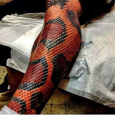 Snake Skin Tattoo, Black Snake Tattoo, Tato 3d, Snake Tattoo Meaning, Best 3d Tattoos, Small Wave Tattoo, Cobra Tattoo, Tattoo Snake, Serpent Tattoo