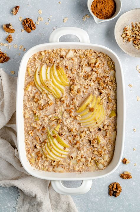 Brunch Oatmeal, Pear Baked Oatmeal, Pear Oatmeal, Oatmeal Bake, Banana Baked Oatmeal, Winter Breakfast, Breakfast Oatmeal Recipes, Baked Oatmeal Cups, Baked Pears