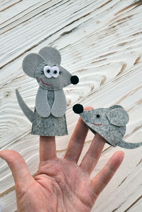 Mouse Puppet, Diy Felt Board, Grey Mouse, Finger Puppet Patterns, Felt Puppets, Puppets For Kids, Felt Finger Puppets, Mouse Crafts, Puppet Patterns