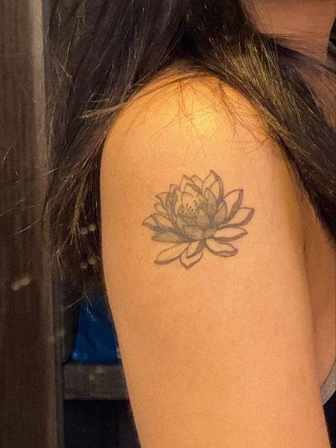 Tattoo inspired by Nana Back For Women Tattoo, Pretty Tattoos Aesthetic, Lotus Flower Tattoo Aesthetic, Nana Flower Tattoo, Nana Inspired Tattoos, Lotus Flower Tattoo On Back, Back Tattoo With Flowers, Sholdertatoos Women, Nana Lotus Tattoo