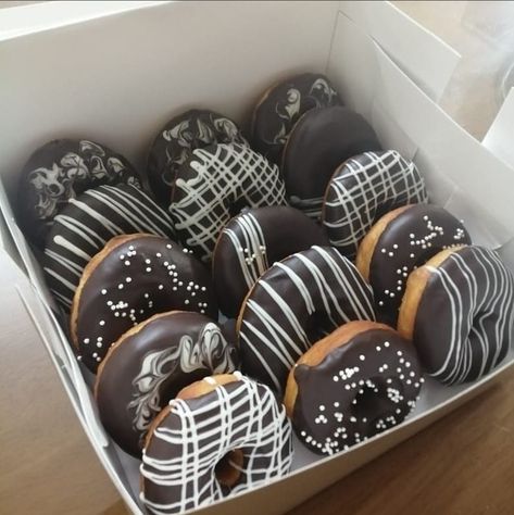 Negosyo Ideas, Donuts Design, Chocolate Doughnuts, Chocolate Glazed Donuts, Chocolate Design, Delicious Donuts, Food Therapy, Chocolate Glaze, Mini Donuts