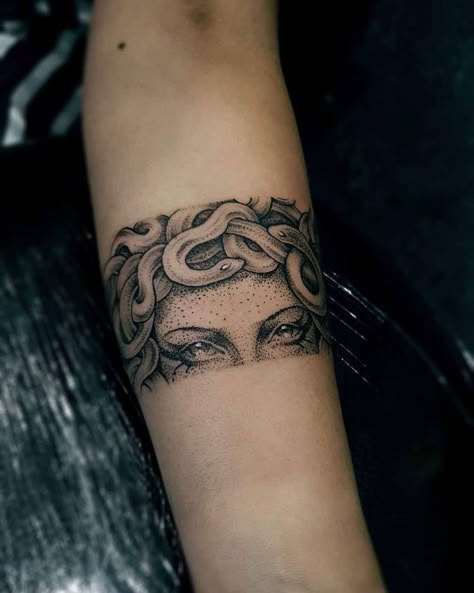 Small Wave Tattoo, Tatuagem Masculina Pequena, Medusa Tattoo Design, Muster Tattoos, Geniale Tattoos, Medusa Tattoo, Female Tattoo, Dope Tattoos, Mini Tattoos