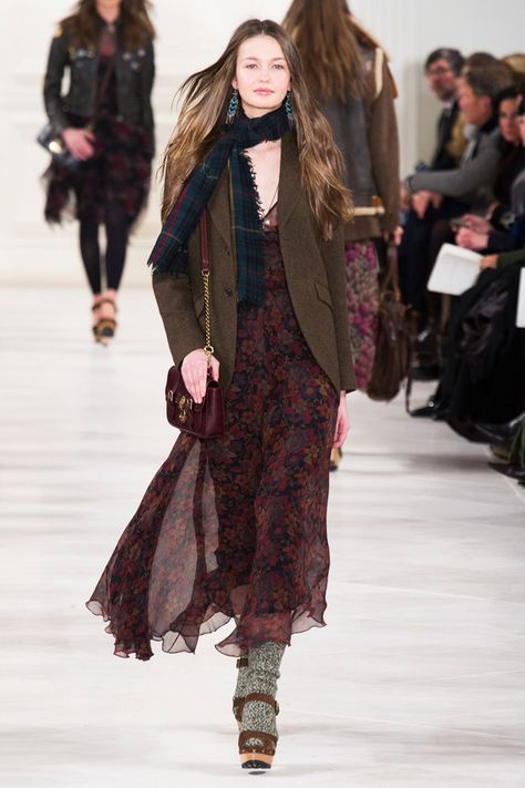 Ralph Lauren Runway, Polo For Women, Moda Hippie, Ralph Lauren Fall, London Fashion Weeks, Ralph Lauren Style, Layered Fashion, Runway Dresses, Fall 2014