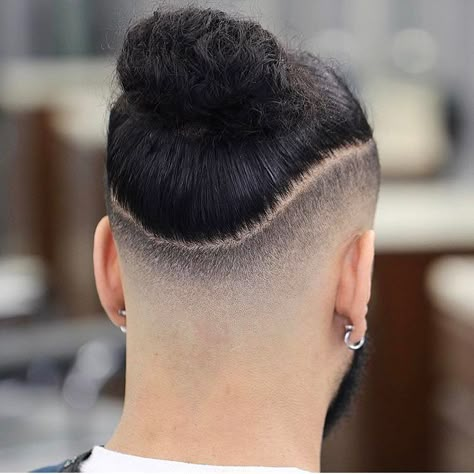 Man bun with razored circle hairstyle for cool men #ManBunHairstylesforMen Man Bun Haircut, Undercut Curly Hair, Man Bun Hairstyles, Bentuk Alis, Men Haircut Styles, Cool Hairstyles For Men, Long Hai, Mens Braids Hairstyles, Mens Braids