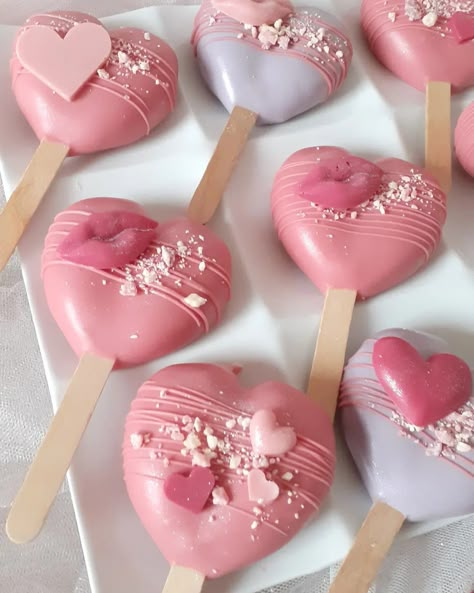 Valentines Bakery, Magnum Cake, Heart Cake Pops, Chocolate San Valentin, Pastel Desserts, Dipped Treats, Valentine Cake Pop, Chocolate Dipped Treats, Valentines Cake