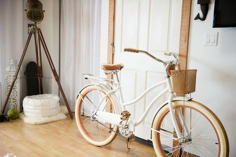 Bike with wicker basket. White Beach Cruiser, Hawaii Apartment, Beach Style Living Room, Loft Apartment Decorating, Bicycle Chic, Beach Cruiser Bicycle, Beach Cruisers, White Bike, New Bicycle