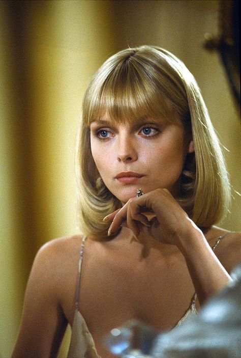 The 31 Most Iconic Movie Beauty Looks of All Time via @ByrdieBeauty Michelle Pfeiffer Scarface, Female Movie Characters, Famous Blondes, Blonde Movie, Iconic Movie Characters, Woman Movie, Michelle Pfeiffer, Popular People, Iconic Movies