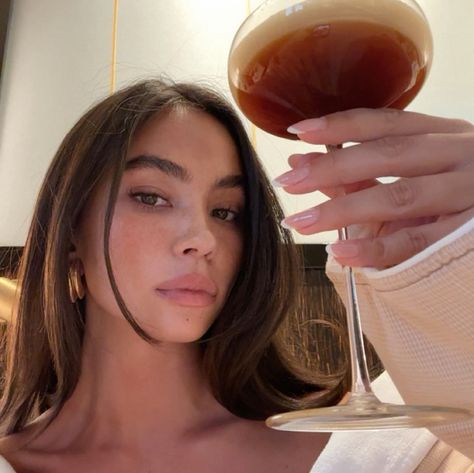 Paris Trip Outfits, Christina Nadin, Fotos Ideas, Chocolate Girls, Fall Senior Pictures, Photography Posing Guide, Espresso Martini, Old Money Aesthetic, Hailey Bieber