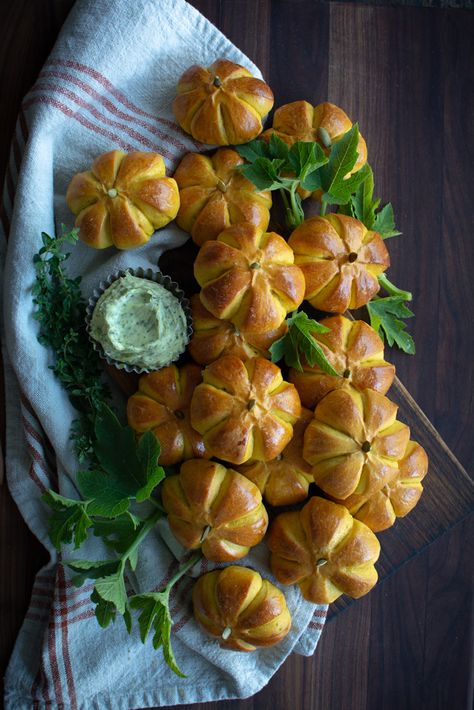 How cute are these little Pumpkin Buns?  These dinner buns are made with cooked pumpkin puree mixed into a butter-enriched dough and topped with a little pumpkin seed.  You'll love these pumpkin buns with herb butter. Harvest Pumpkin Bread, Pumpkin Shaped Pumpkin Bread, Pumpkin Shaped Buns, Dinner Buns, Pumpkin Buns, Cooked Pumpkin, Spiced Cashews, Fall Appetizer, Cabbage Wraps