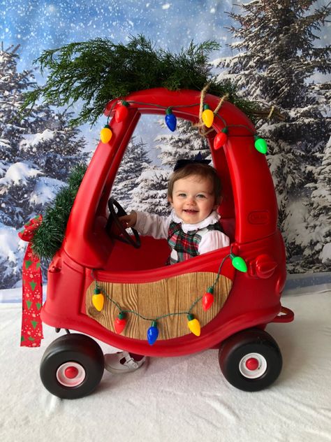 Cozy Coupe Tree Farm, Lil Tykes Car Christmas, Cozy Coupe Makeover Christmas, Little Tikes Car Christmas Picture, Cozy Coupe Christmas Picture, Toddler Christmas Photos, Cozy Coupe Makeover, Car Decoration Ideas, Christmas Car Decorations