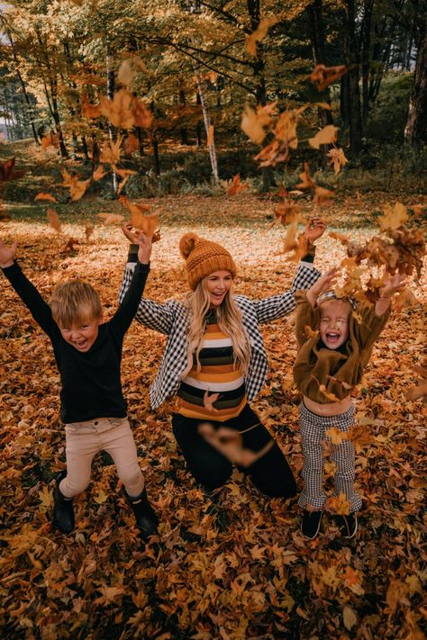 25 Creative Fall Photoshoot Ideas You'll Want To Try - Wonder Forest Fall Photoshoot Ideas, Fall Pregnancy, Fall Shoot, Amber Fillerup Clark, Amber Fillerup, Life Update, Pregnancy Style, Barefoot Blonde, Photography Poses Family