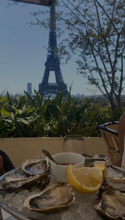 #paris #giraffe #restaurant #eiffeltower #summer #lunch #france Giraffe Restaurant, Restaurant Paris, Summer Lunch, Paris Restaurants, Eiffel Tower, Restaurant, Paris, France, Pins