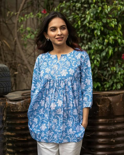 Ikkat Shirt For Women, Floral Print Cotton Kurti, Kalamkari Tops For Jeans, Short Kurti Designs Latest With Jeans, Short Kurti Outfit Ideas, Short Kurti Designs Latest, Kalamkari Tops, Short Kurti Designs, Cotton Short Tops