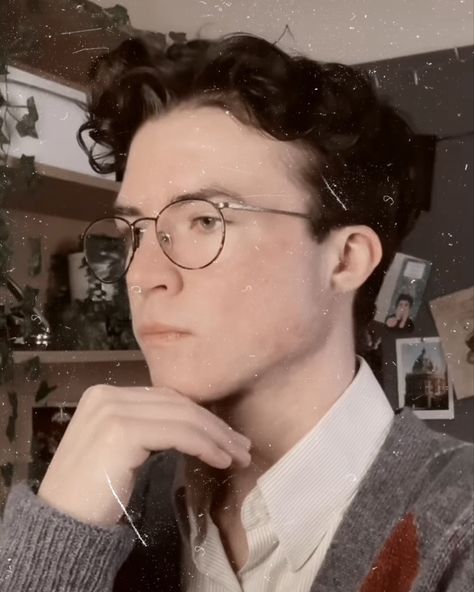 vintage/dark academia vibes 🤎☕️ Dark Academia Glasses Men, Male Librarian Aesthetic, Dark Academia Glasses, Dark Academia Male, Dark Academia Hairstyle, Dark Academia Hair, Dark Academia Men, Brown Hair Male, Academia Hairstyle