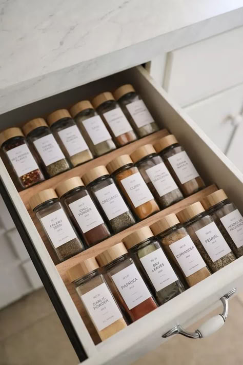 Cellar Organization Ideas, Kitchen Decor And Organization, Spice Jar Organization Storage Ideas, Kitchen Organization Minimalist, Aesthetic Spice Rack, Kitchen Accessories Ideas Decor, Glass Jar Organization, Spice Jars Ideas, Home Storage Ideas Organizing